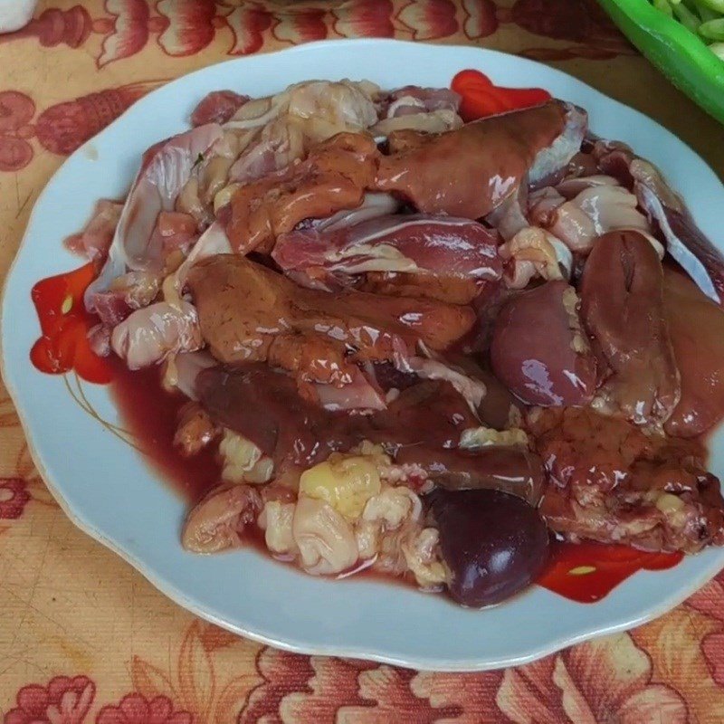 Sơ chế lòng gà sạch sẽ trước khi xào hoa đu đủ đực
