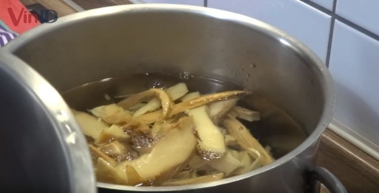Sơ chế măng tre tươi làm bún măng gà