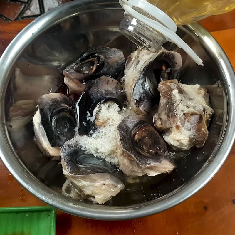 Sơ chế mắt cá ngừ đại dương cho món hầm tiêu xanh