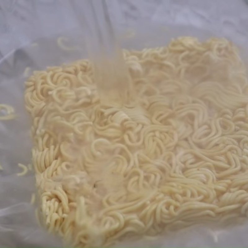Sơ chế mì tôm xào trứng