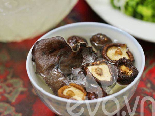 Sơ chế mộc nhĩ và nấm hương cho món thịt đông