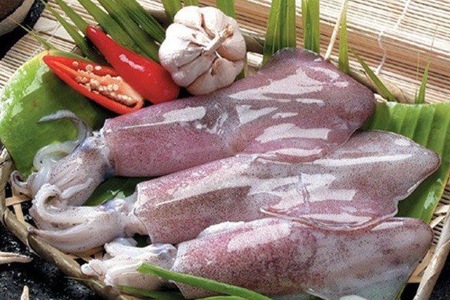 Bí Quyết Cách Làm Mực Nhồi Thịt Đậm Đà Hấp Dẫn Tại Nhà Sơ chế mực ống tươi sạch chuẩn bị nhồi thịt