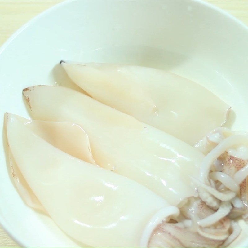 Sơ chế mực ống và thịt heo xay