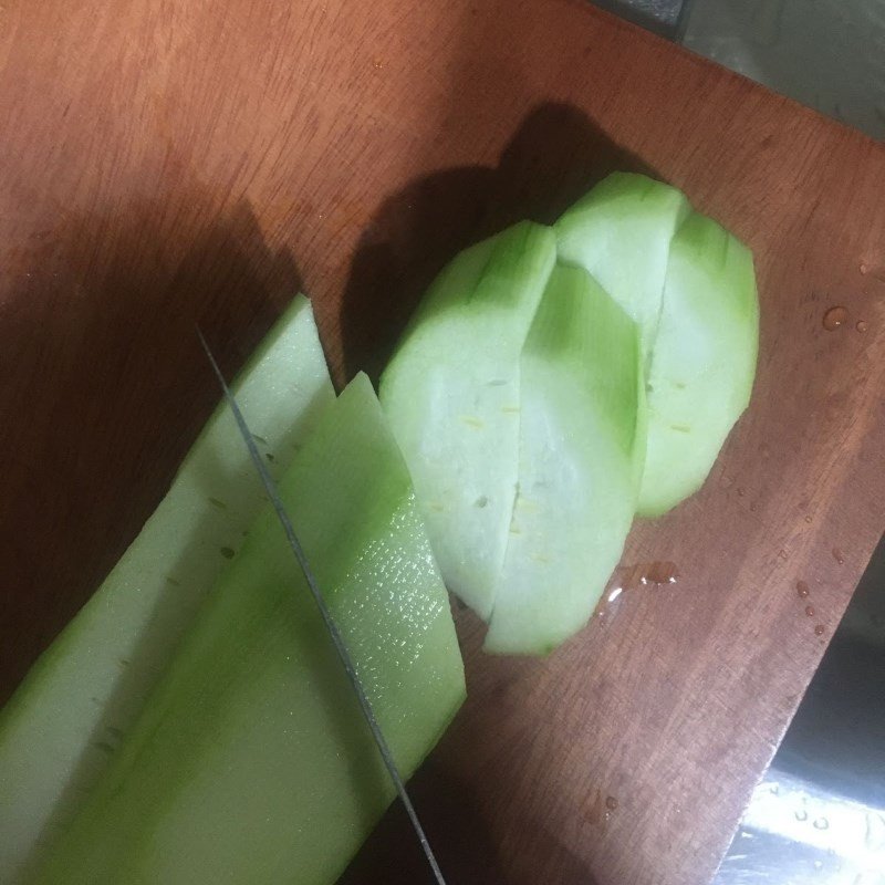 Sơ chế mướp cho món xào