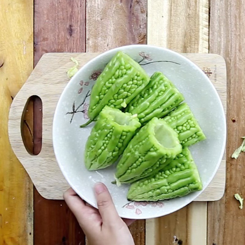 Sơ chế mướp đắng để nhồi thịt