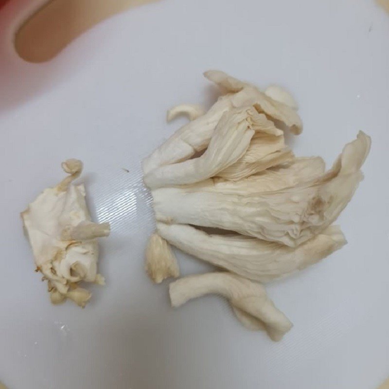 Sơ chế nấm bào ngư và cà rốt cho món chay