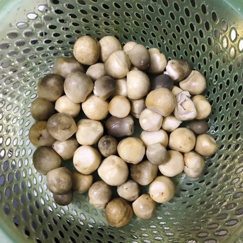 Sơ chế nấm rơm sạch