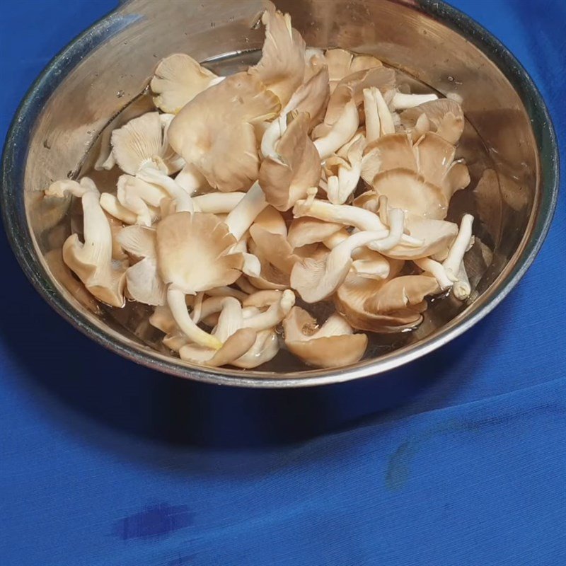 Sơ chế nấm sò trắng, cắt bỏ gốc và rửa sạch