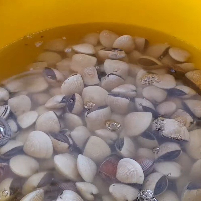 Sơ chế ngao loại bỏ cát trước khi xào