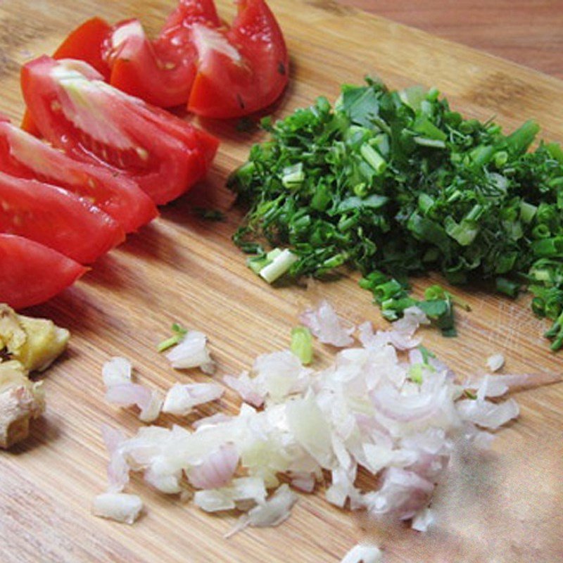 Sơ chế ngao và rau củ để nấu canh chua ngao miền Bắc