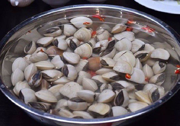 Sơ chế nghêu sạch cát trước khi hấp Thái