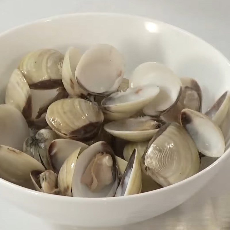 Sơ chế nghêu sạch cho món canh cải bó xôi