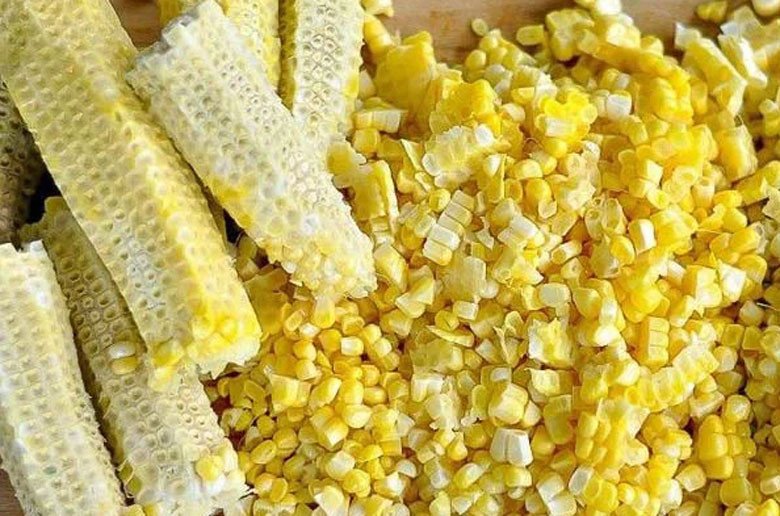 Sơ chế ngô và lá dứa để nấu chè đỗ xanh.