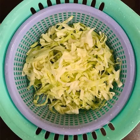 Sơ chế nguyên liệu cách xào rau bắp cải