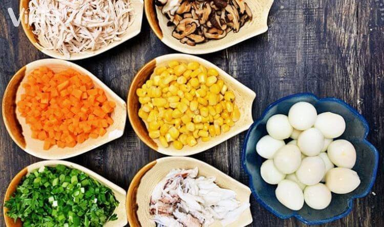 Sơ chế nguyên liệu chuẩn bị nấu súp hải sản trứng cút