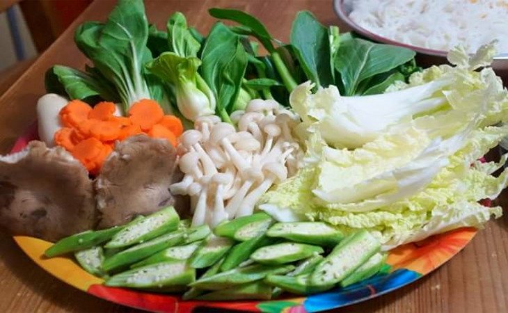 Sơ chế nguyên liệu lẩu nấm thái chay