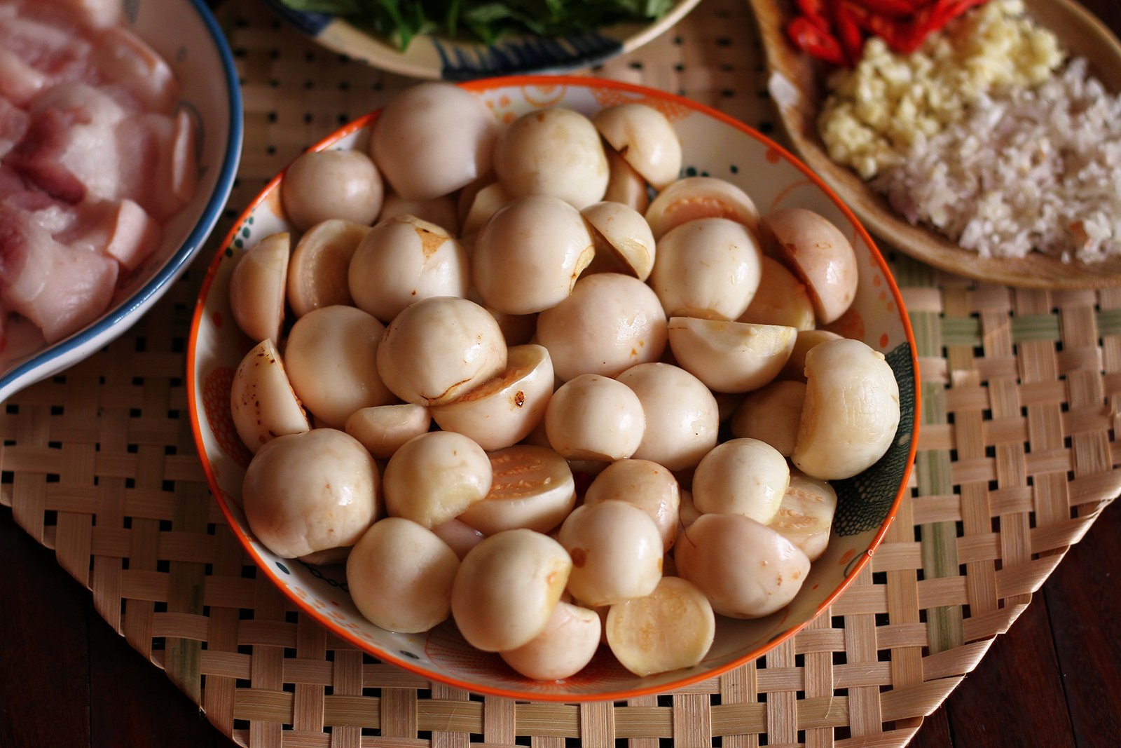 Sơ chế nguyên liệu nấu canh cà pháo lá lốt