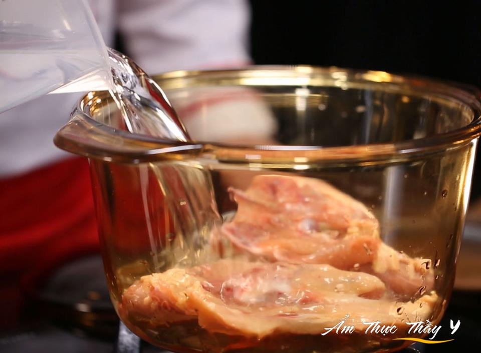 Sơ chế nguyên liệu nấu nước lẩu Thái