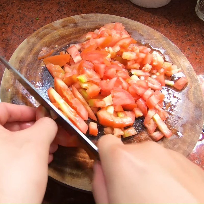 Sơ chế nguyên liệu nước bún cà chua