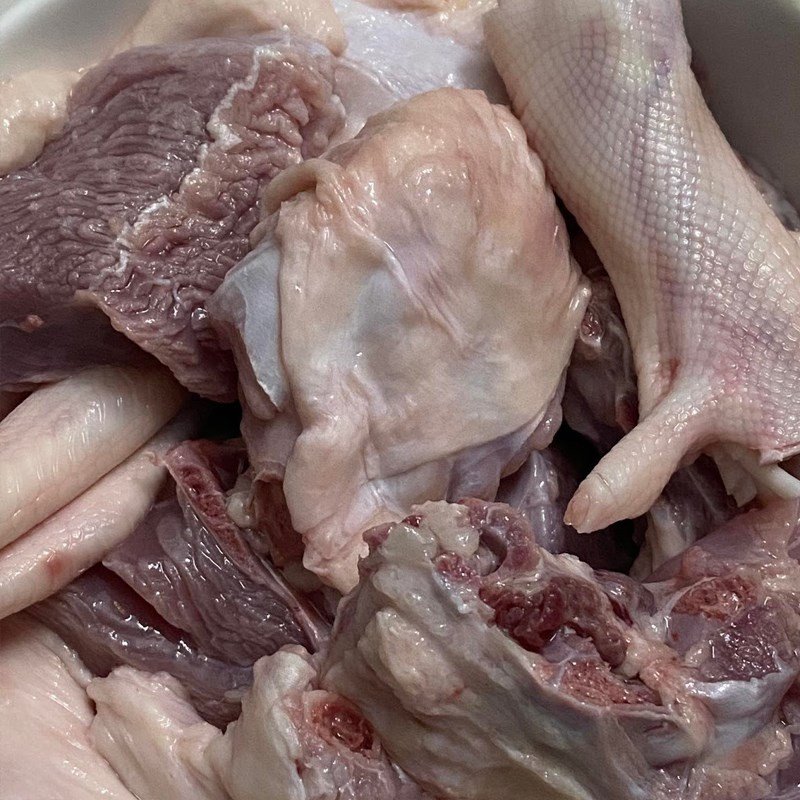 Sơ chế nguyên liệu vịt và măng chua