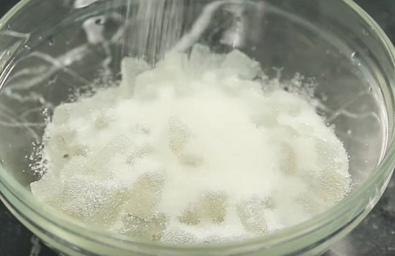 Sơ chế nha đam loại bỏ nhớt để nấu chè đỗ xanh.