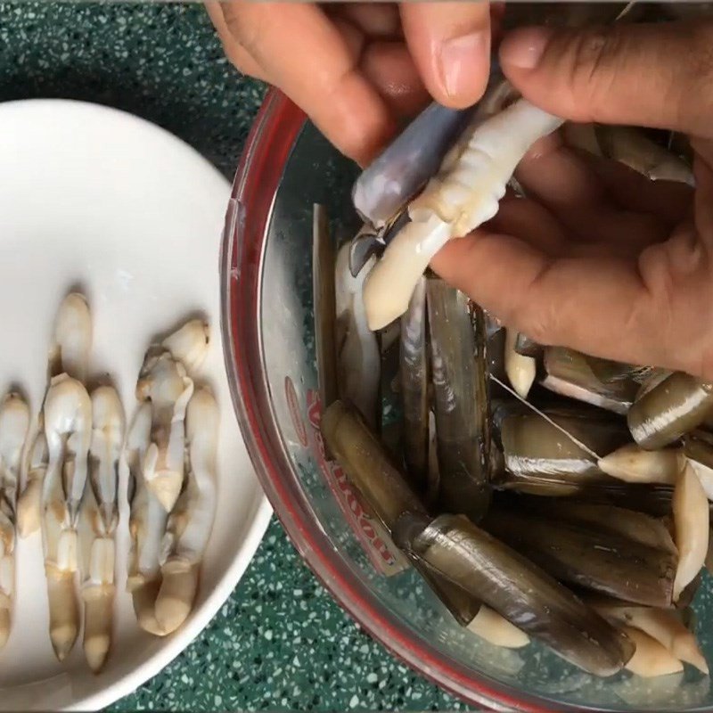 Sơ chế ốc móng tay bằng cách chần nước sôi để dễ tách thịt