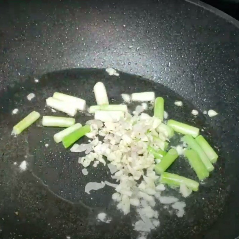 Sơ chế rau củ chuẩn bị nấu cháo cá mú