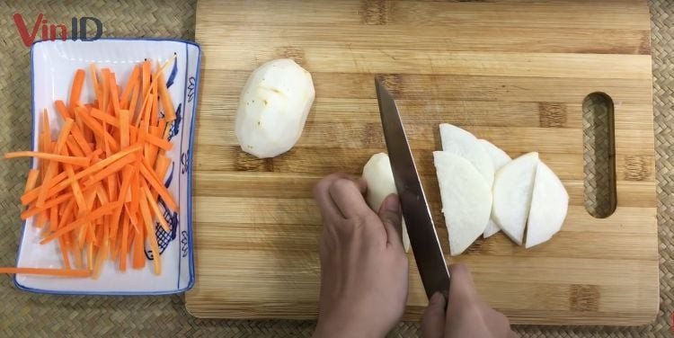 Sơ chế rau củ thái sợi chuẩn bị cho món cá trắm hấp cuốn bánh tráng