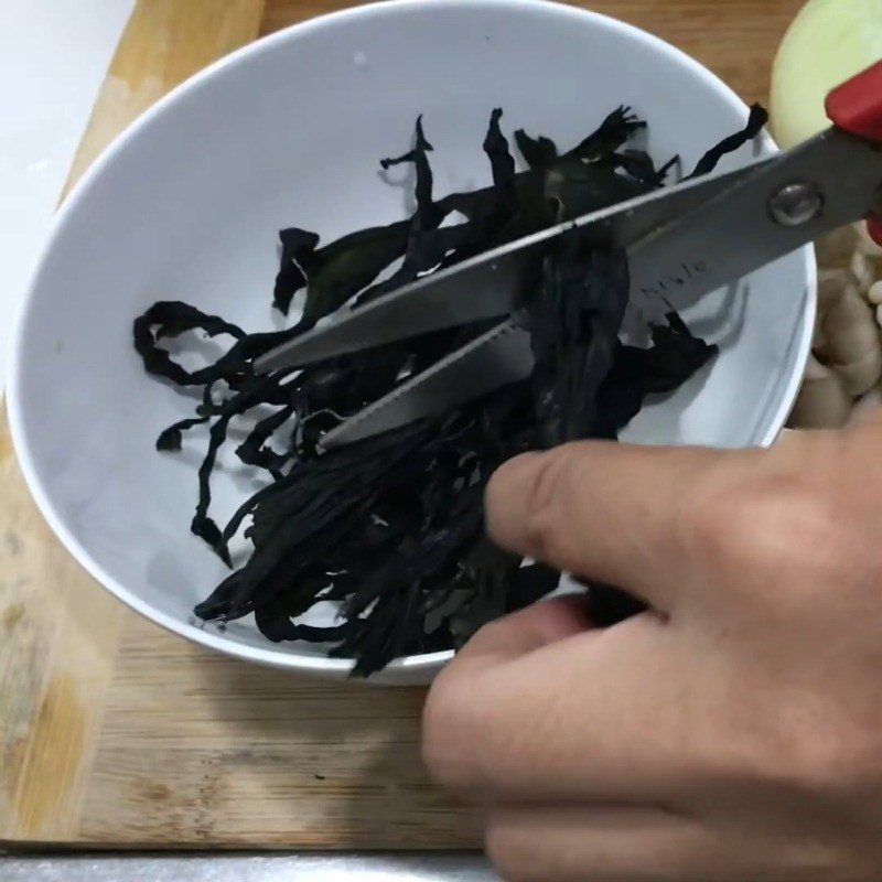 Sơ chế rong biển khô để nấu canh