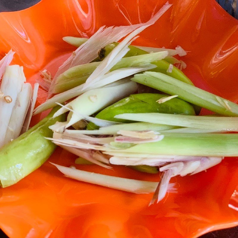 Sơ chế sả ớt cho cách xào mít chín