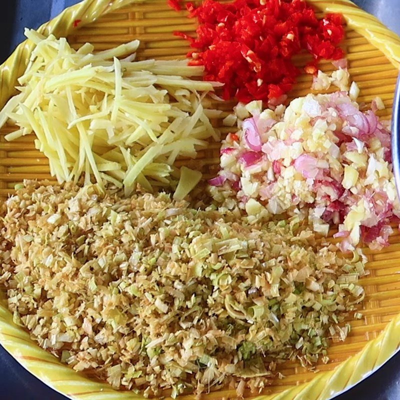 Sơ chế sả và gừng băm