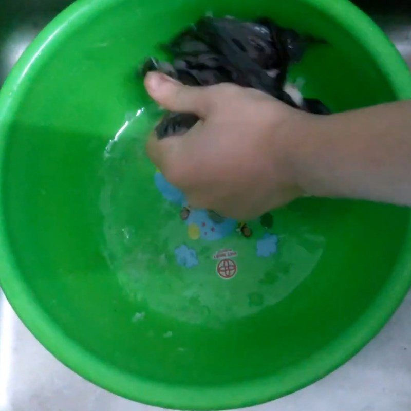 Sơ chế sách bò với muối và rượu