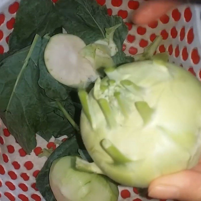 Sơ chế su hào cho món xào su hào cà chua