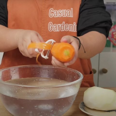 Sơ chế su hào và cà rốt đã bào sợi để xào mực khô