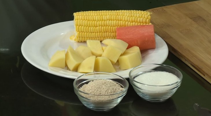 Sơ chế su su và cà rốt để nấu canh chay rau củ