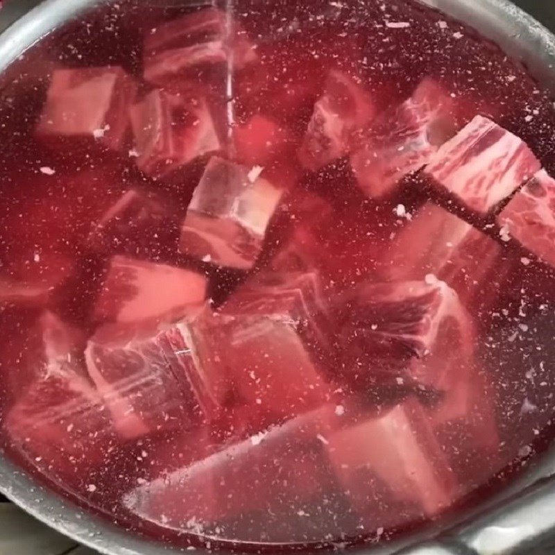Sơ chế sườn bò sạch trước khi hầm
