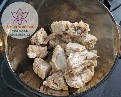 Sơ chế sườn heo cẩn thận trước khi ninh làm nước dùng cho bánh canh Huế