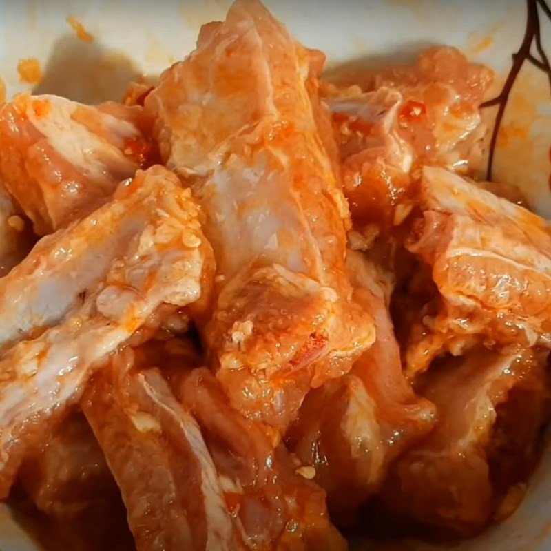 Sơ chế sườn heo sạch sẽ trước khi chế biến món miến sườn cay