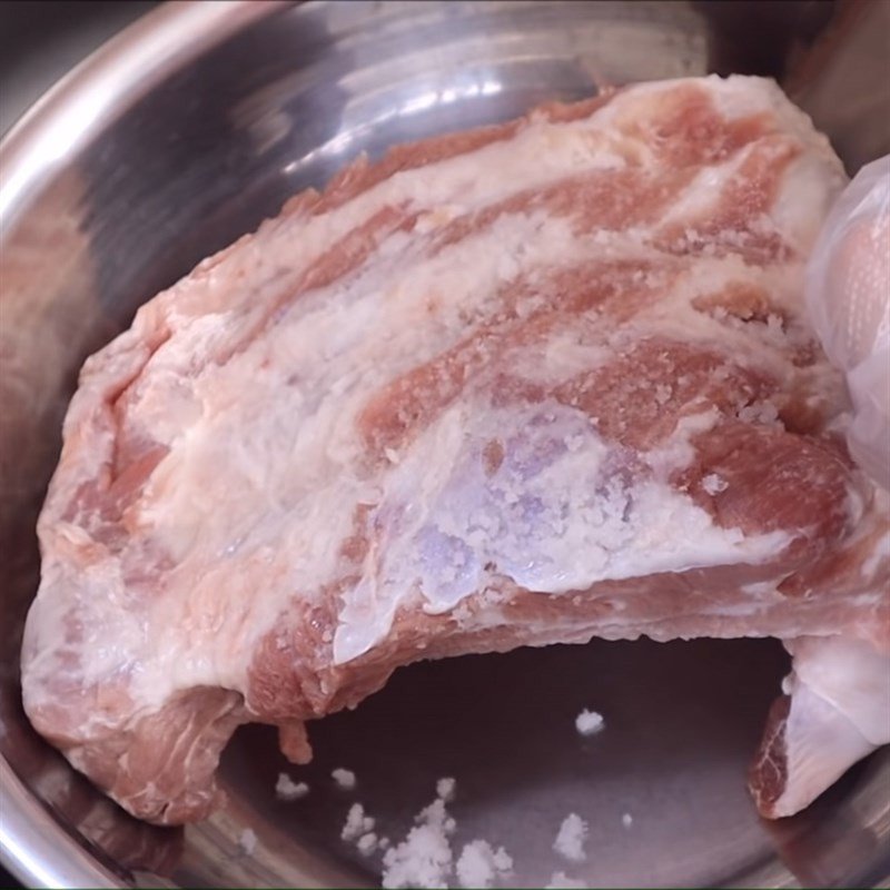 Sơ chế sườn heo sạch sẽ