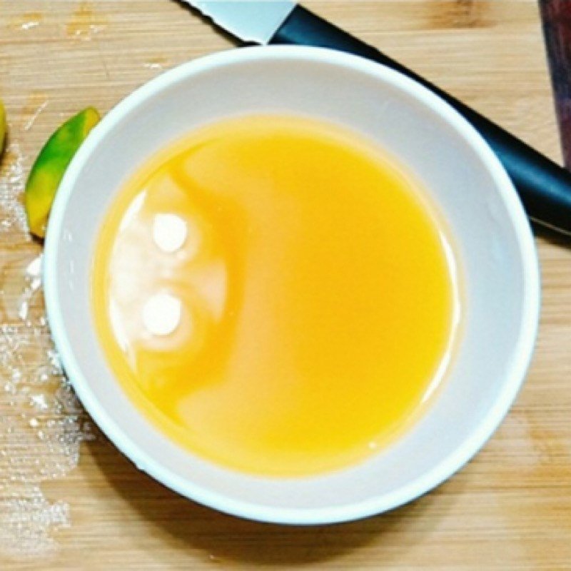 Sơ chế tắc để làm nước chấm bánh tráng sa tế