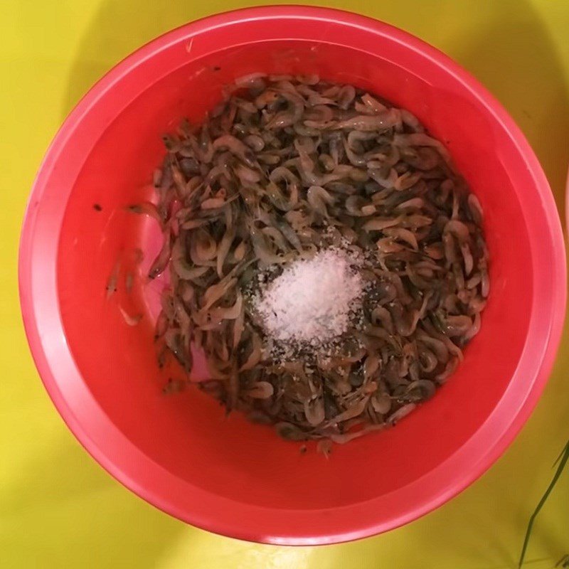 Sơ chế tép đồng kỹ lưỡng giúp món xào tép không tanh