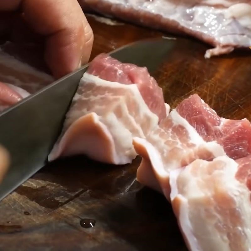 Sơ chế thịt ba chỉ sạch sẽ, cắt miếng vuông vắn để làm thịt kho tàu miền Bắc