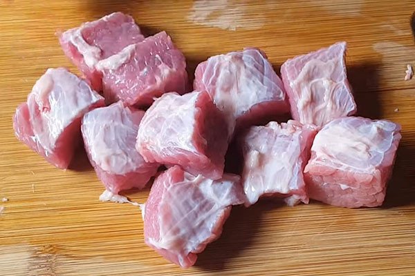 Sơ chế thịt bò và rau củ cho món bò sốt vang