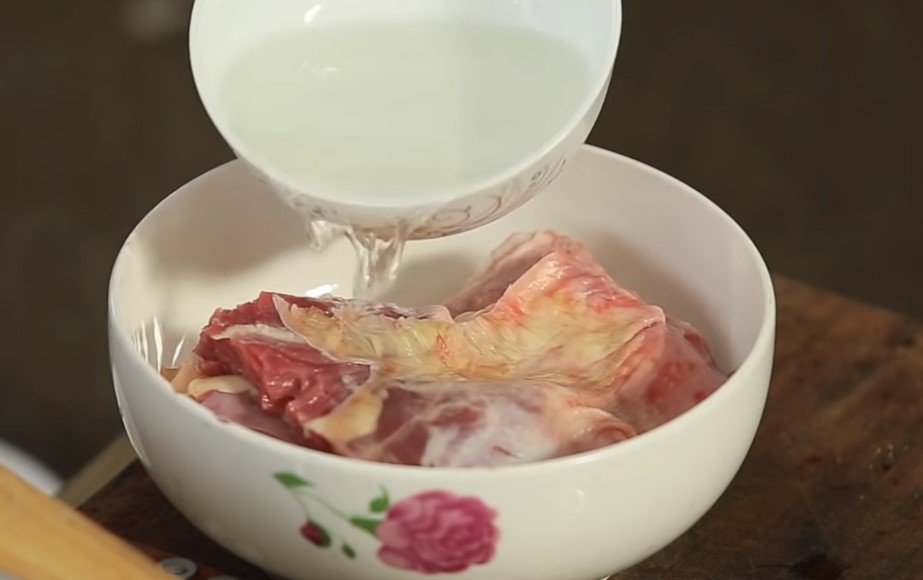 Sơ chế thịt chân giò lợn để làm giò me