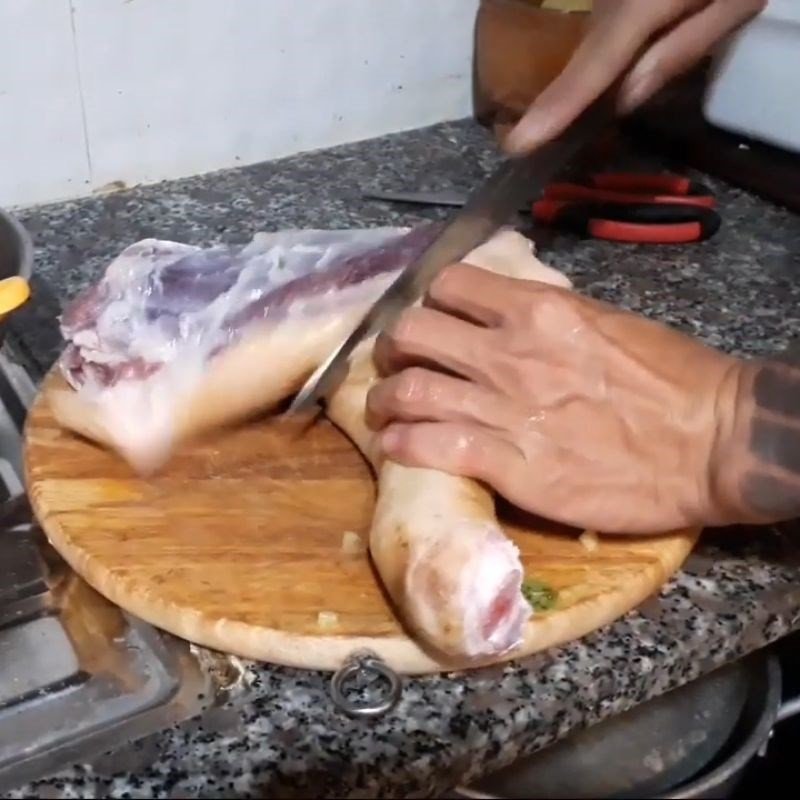 Sơ chế thịt dê bằng rượu trắng để loại bỏ mùi hôi