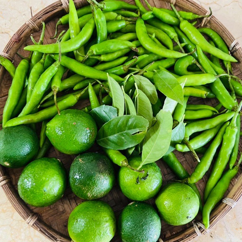 Sơ chế thịt ếch và chuối xanh chuẩn bị om