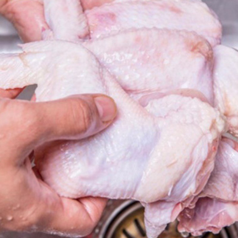 Sơ chế thịt gà cho món gà rang muối