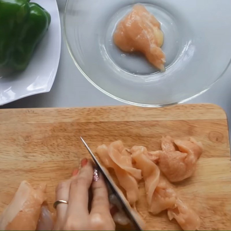 Sơ chế thịt gà cho món ớt chuông xào