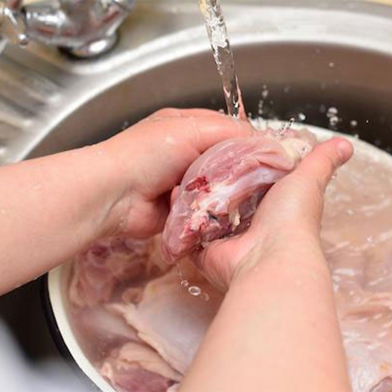 Sơ chế thịt gà sạch sẽ để chuẩn bị nấu cháo gà đậu xanh