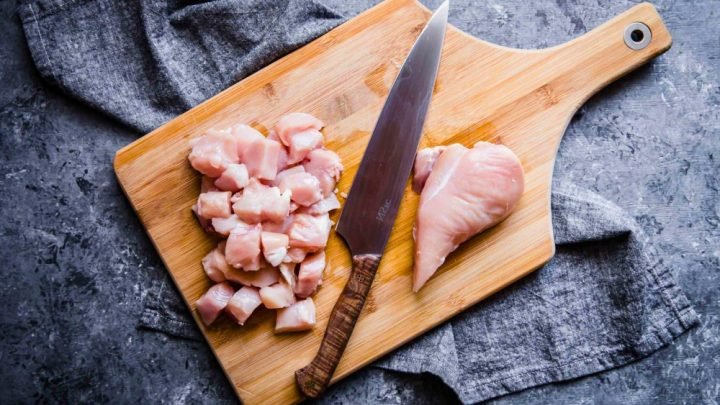 Sơ chế thịt gà thái hạt lựu cho món gà popcorn
